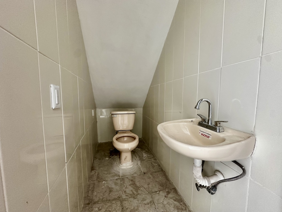 6 of 24: 1/2 Baño 🚽 Planta Baja