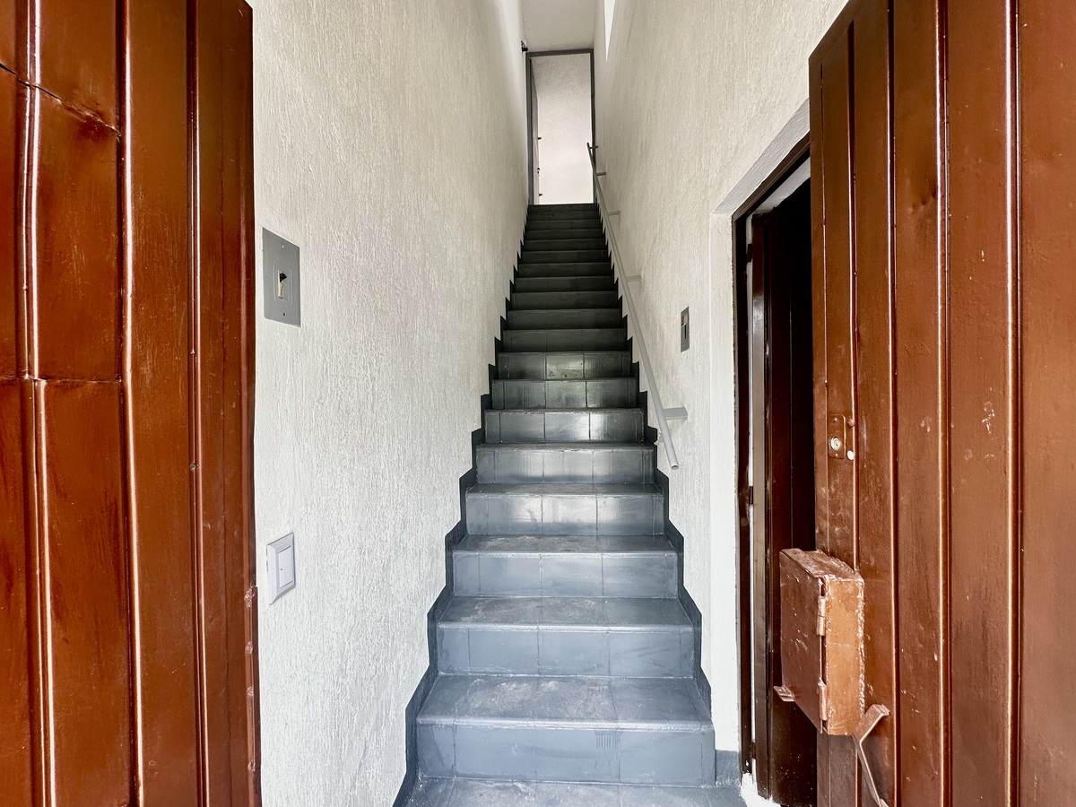 9 of 24: Escalera Segundo Nivel