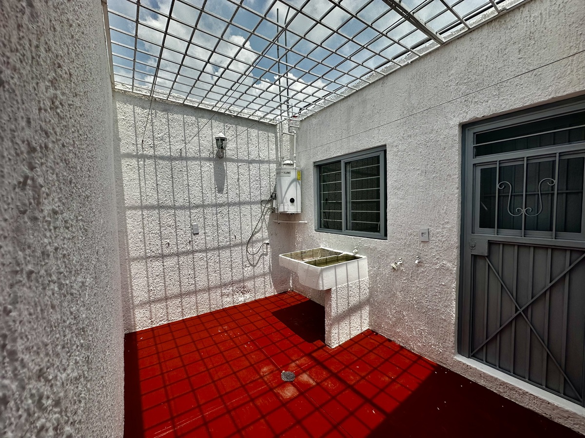 15 of 24: Patio con Lavabo y Boiler
