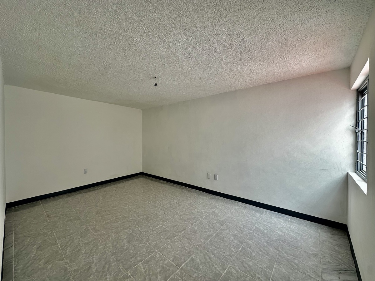 21 of 24: Segunda Habitación