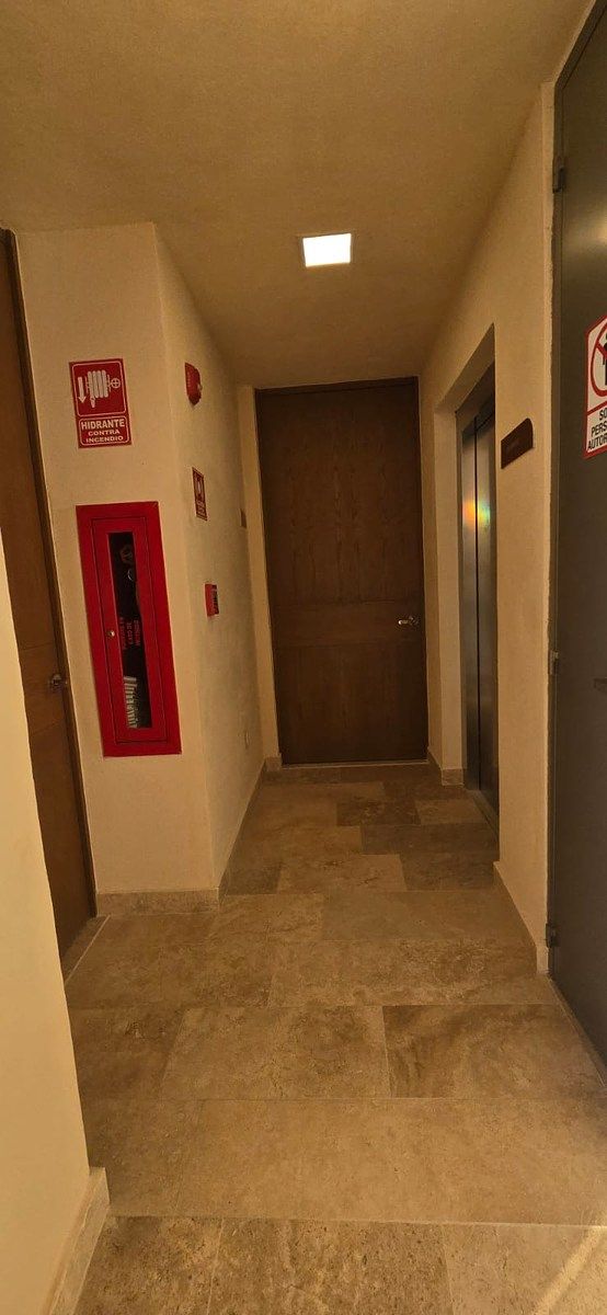 20 de 35: entrada con elevador frente