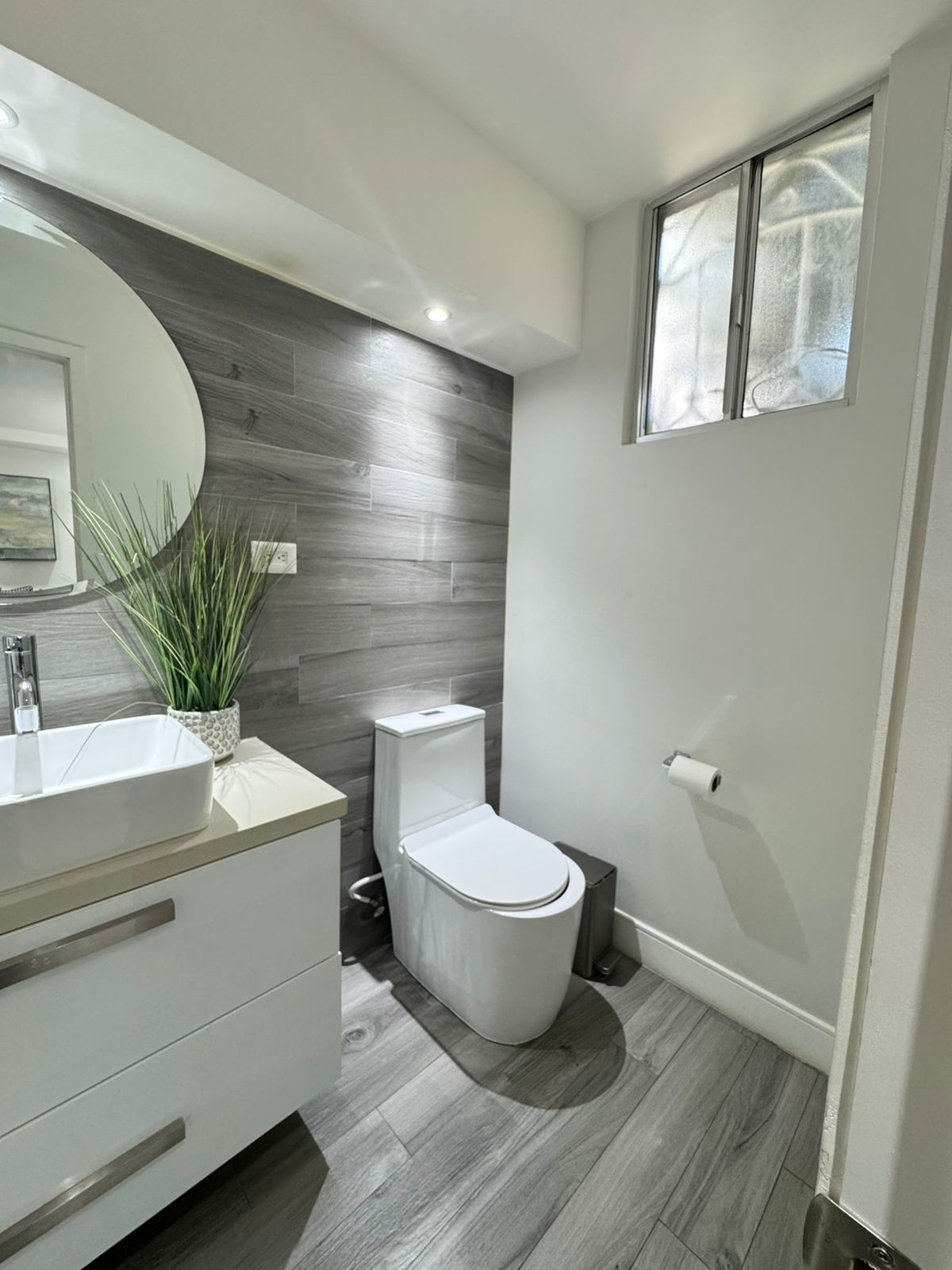 4 of 18: Medio Baño en planta baja