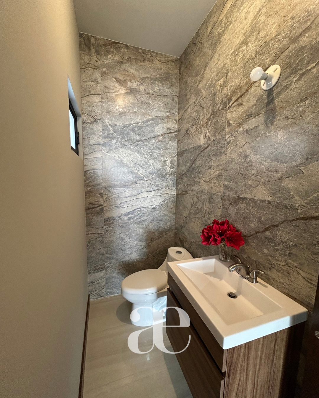 2 of 15: 1/2 baño