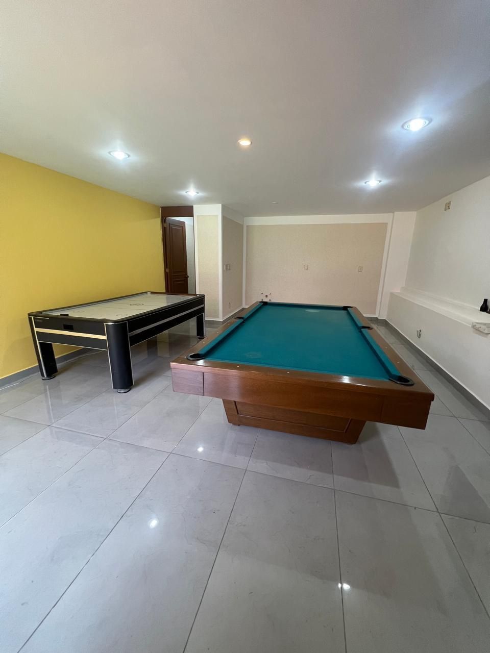 32 de 38: SALON DE JUEGOS CON MEDIO BAÑO