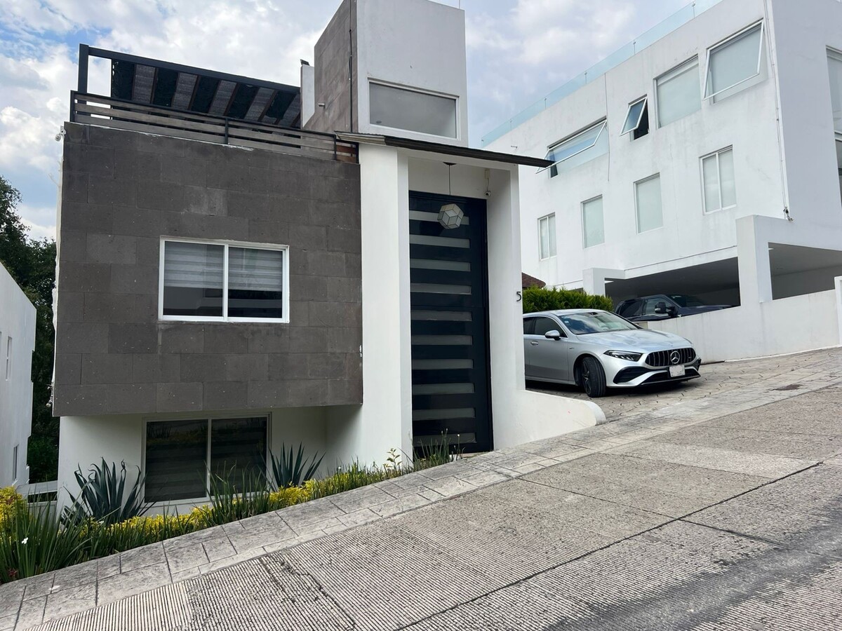 1 of 49: FACHADA Y ENTRADA A LA CASA