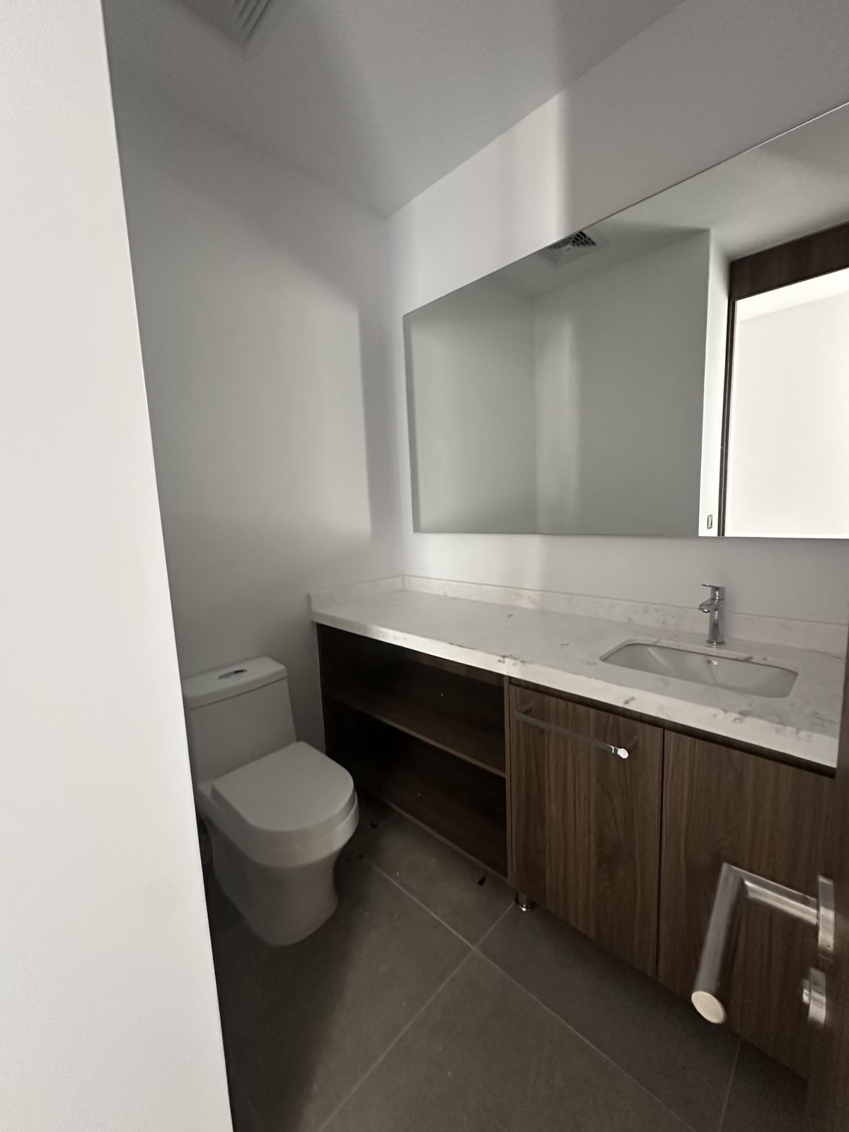 4 de 20: Medio baño de visitas