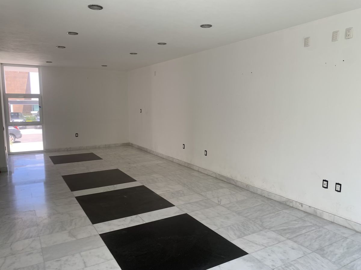 4 of 24: Sala