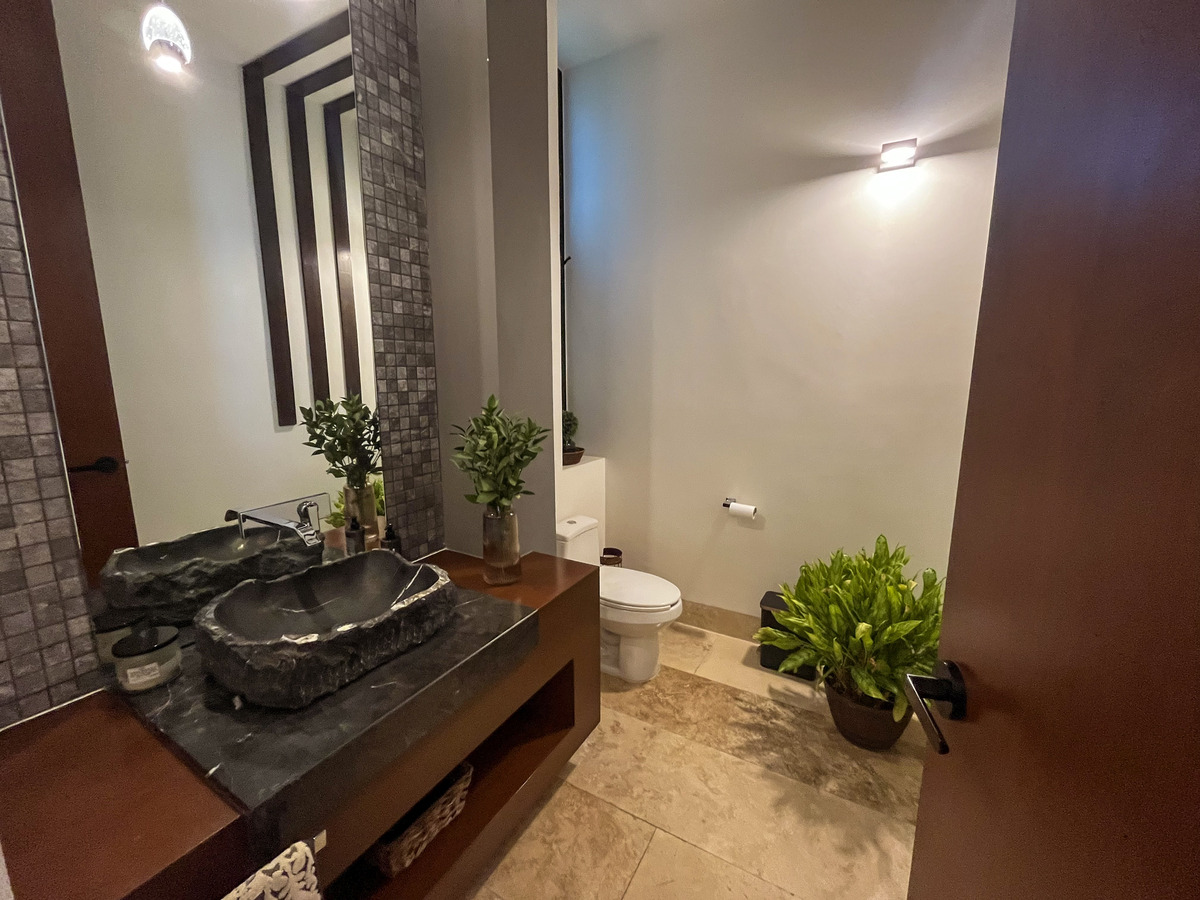 4 of 37: baño de visitas