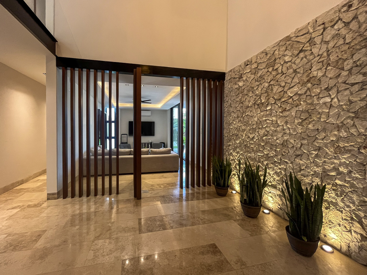 3 of 37: Entrada principal interior