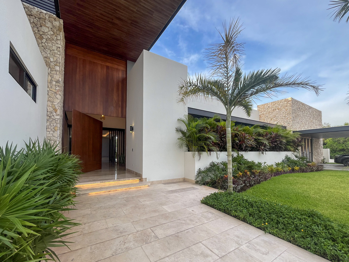 2 of 37: Entrada principal exterior