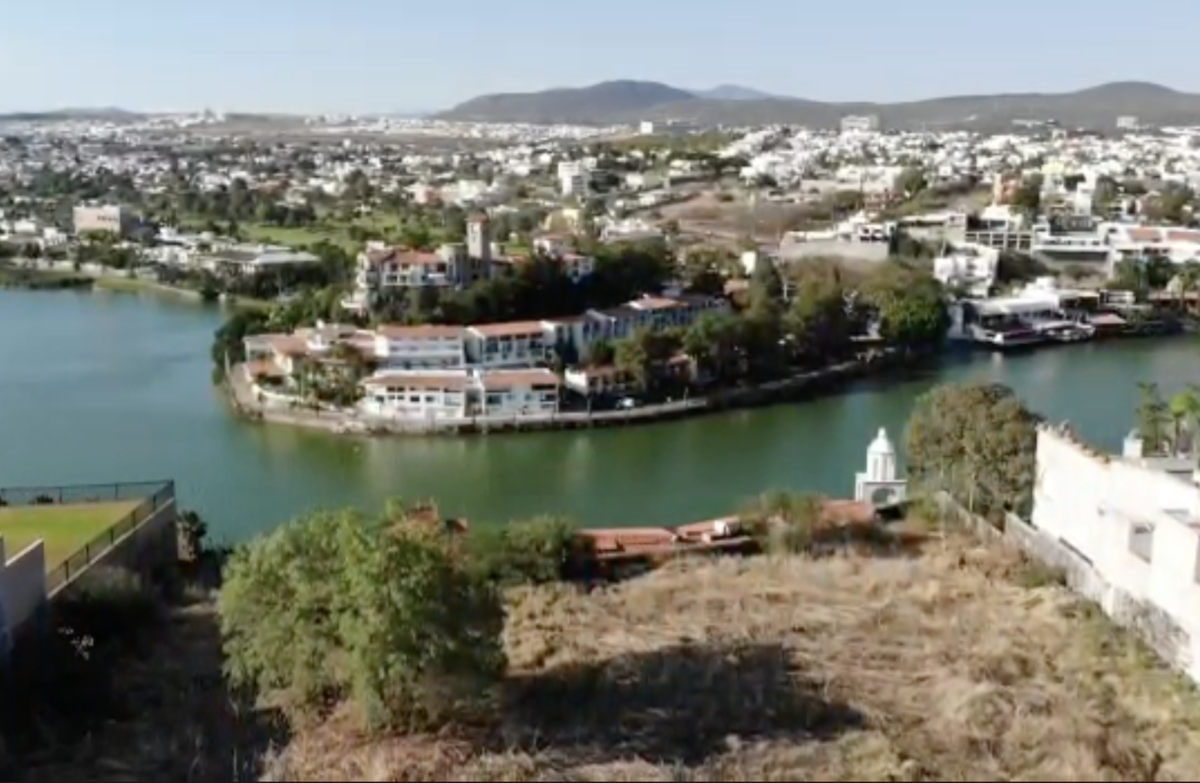 2 of 5: vista al lago