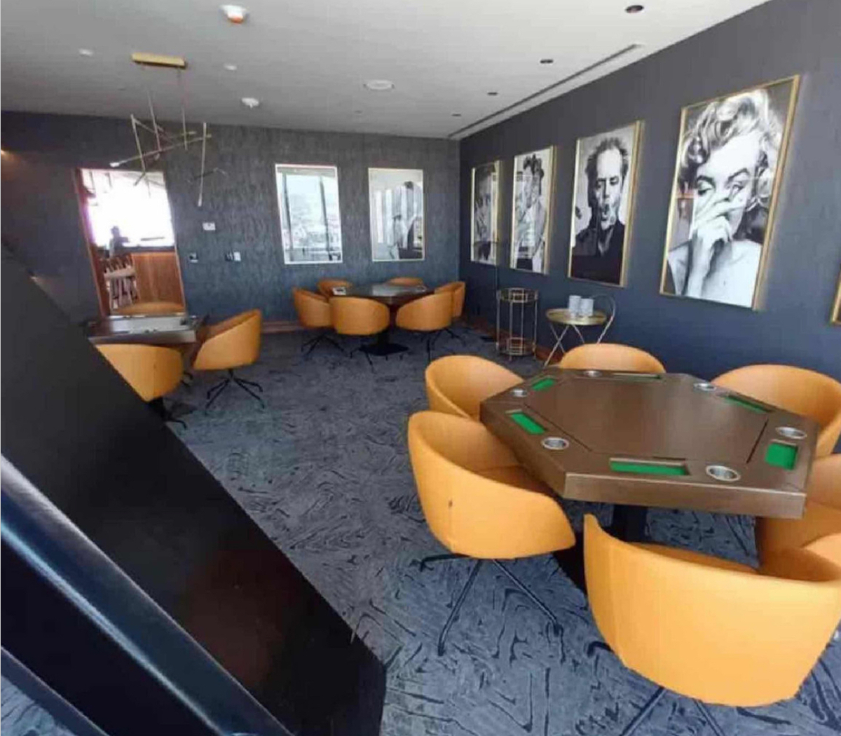 5 of 28: Salón de juego