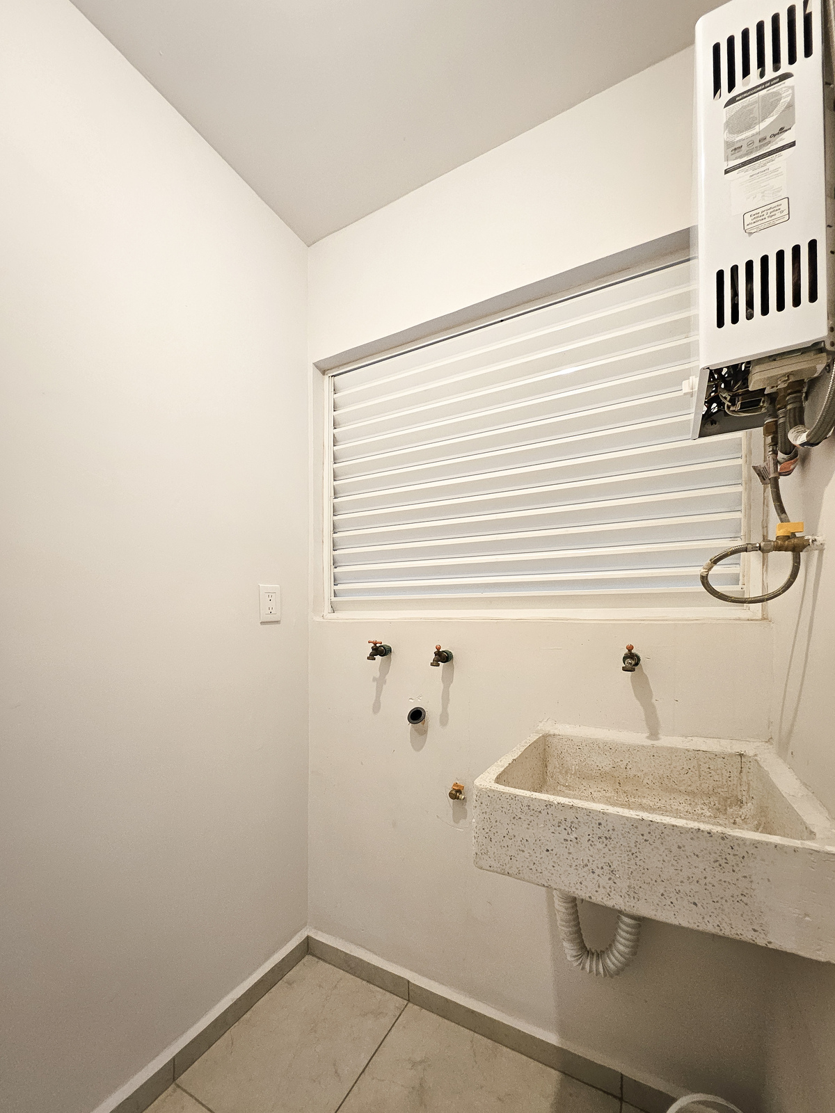 10 of 22: AREA SERVICIO