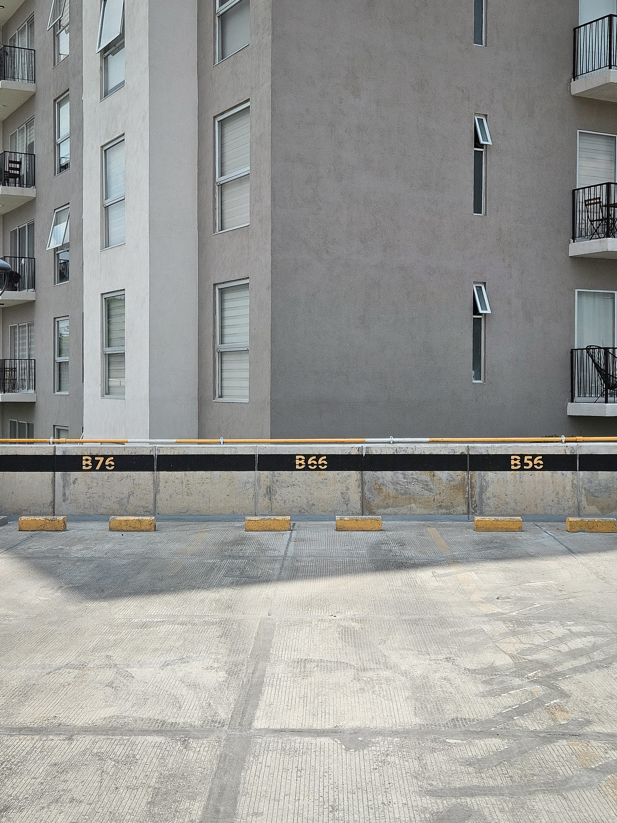 14 of 22: ESTACIONAMIENTOS