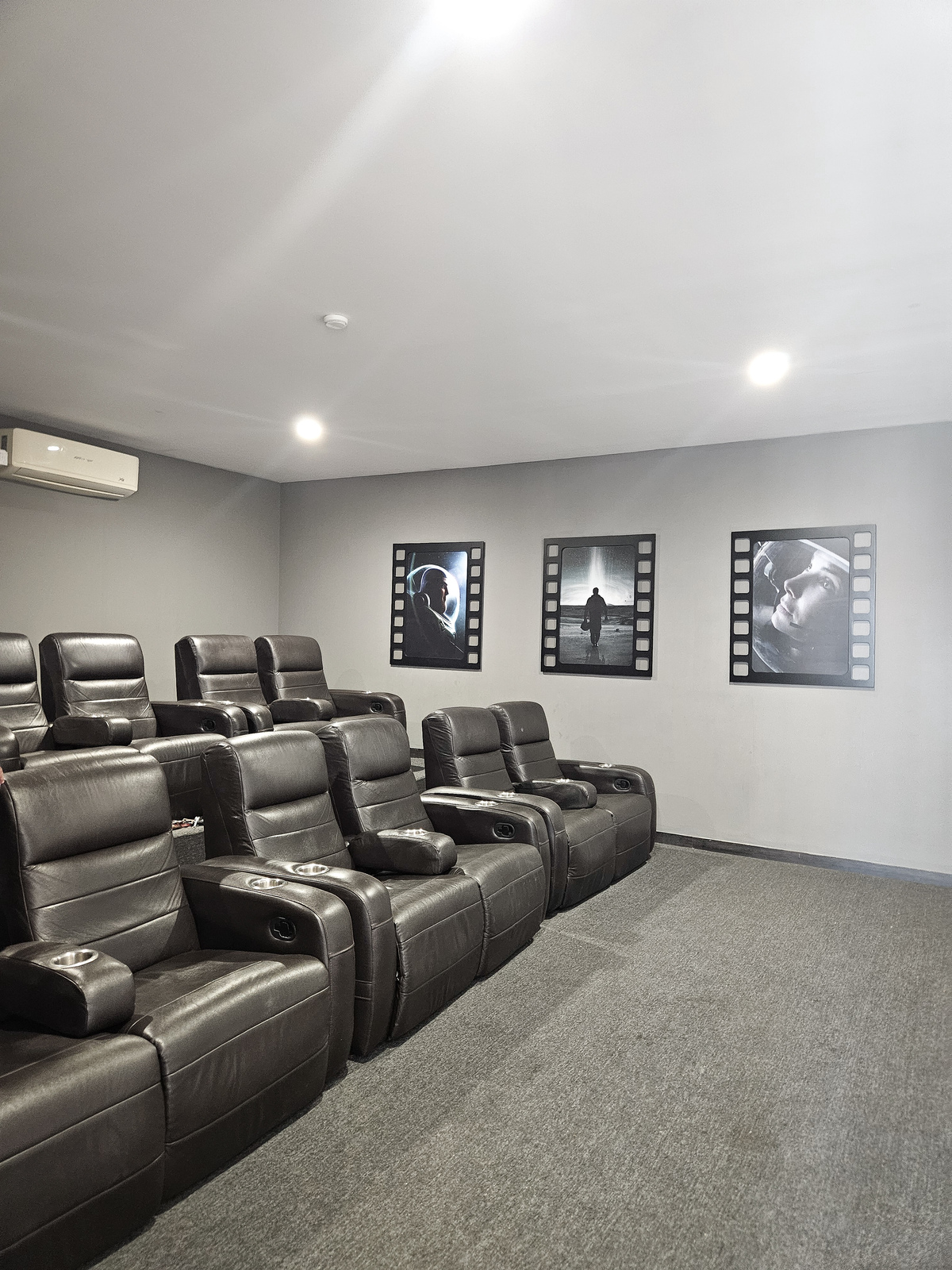 21 of 22: SALA DE CINE
