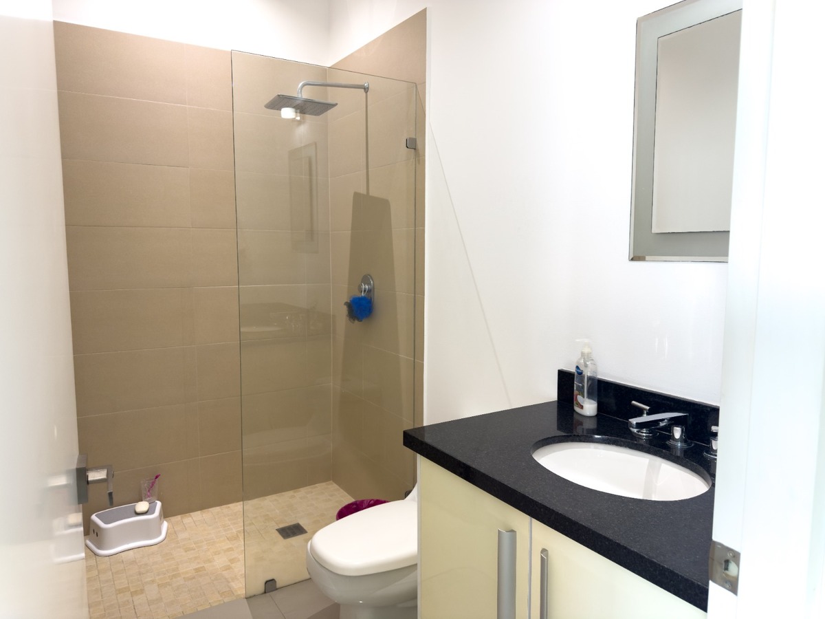 13 of 17: baño secundario