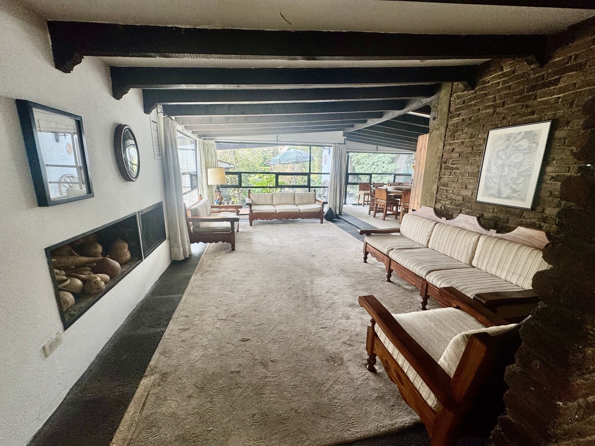 6 de 24: Sala con chimenea