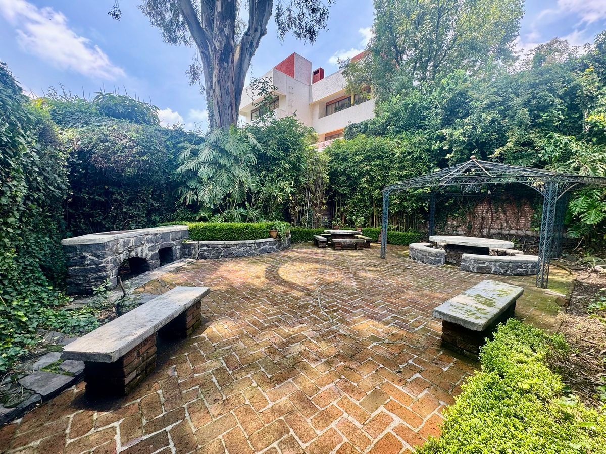 15 de 24: Asador y terraza posterior