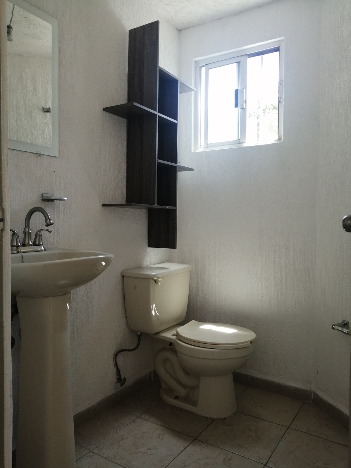 2 de 17: BAÑO DE VISITAS