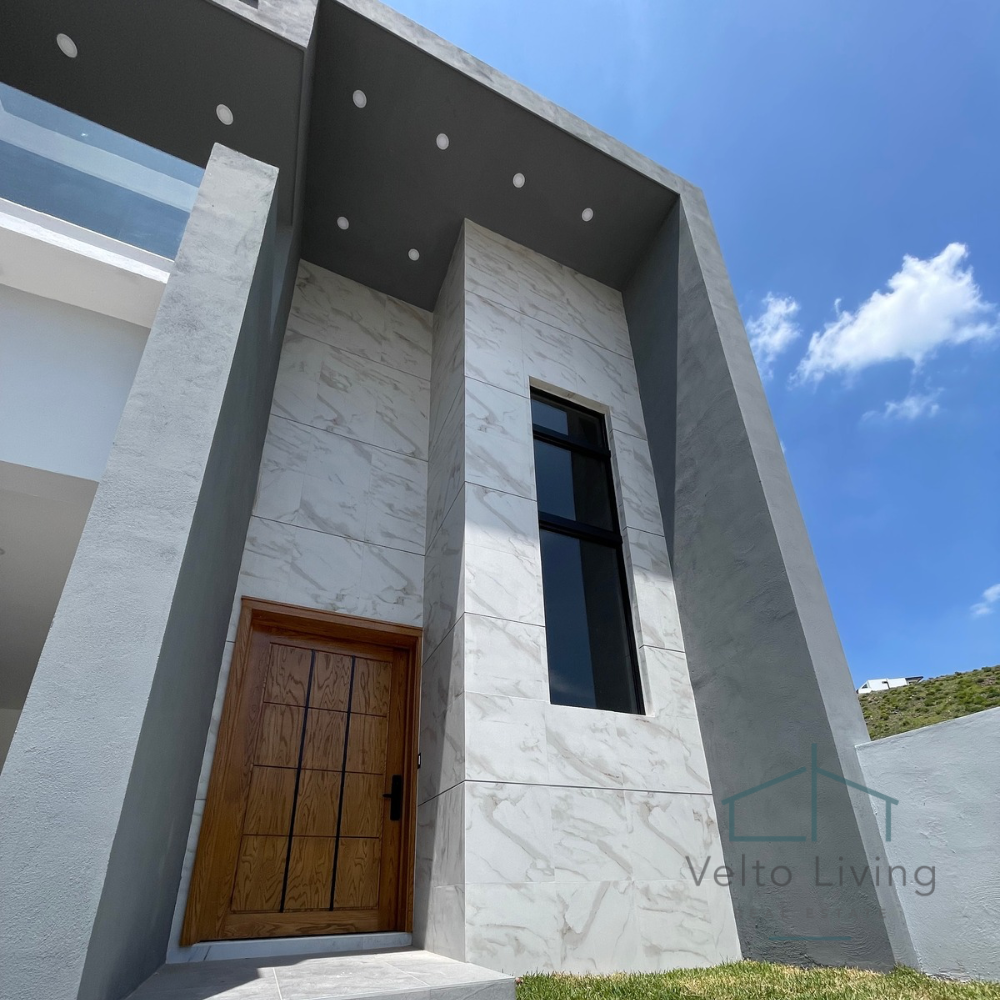 1 of 8: Fachada