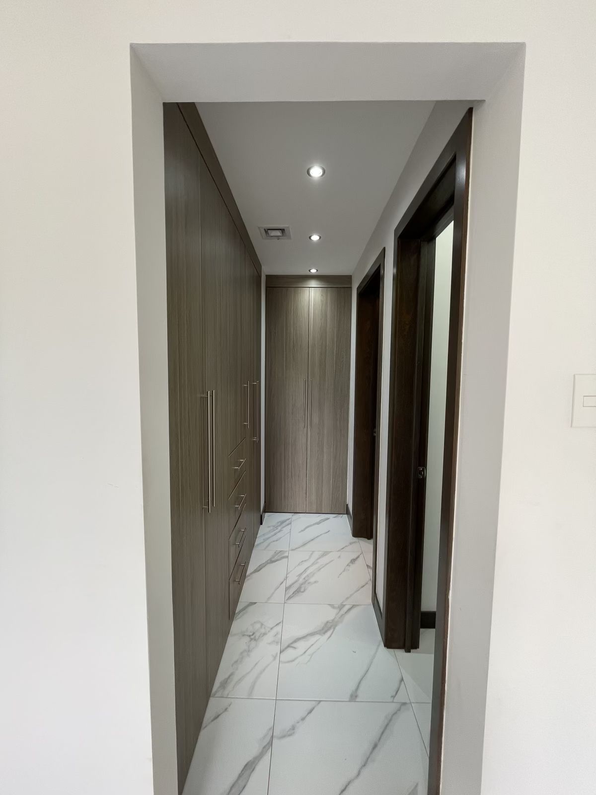 3 of 9: Closet vestidor