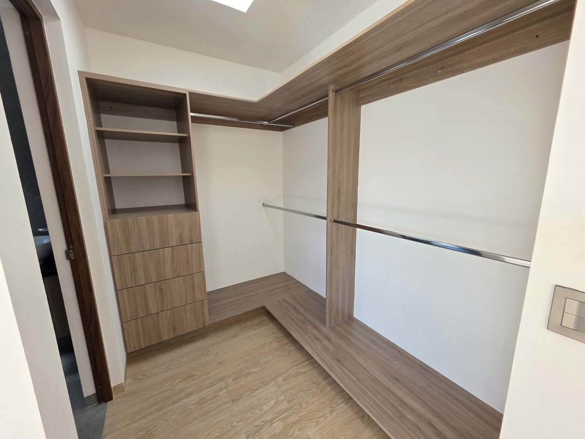 12 de 28: VESTIDOR HABITACION PRINCIPAL