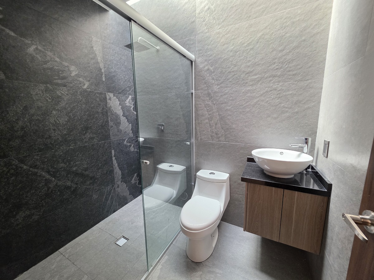 16 de 28: BAÑO COMPLETO COMPARTIDO