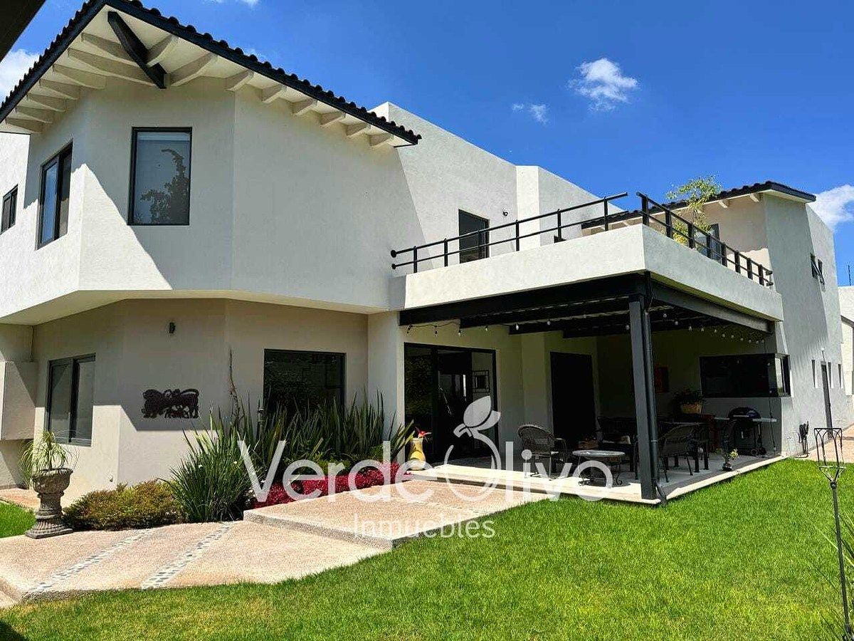 Vive en Jurica: casa moderna de 2 niveles con espacios amplios y jardín. Qro.