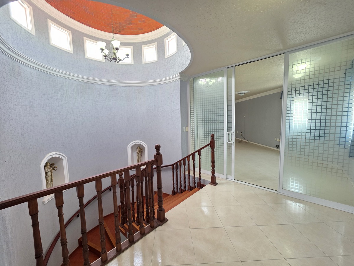 20 of 39: HALL PLANTA ALTA