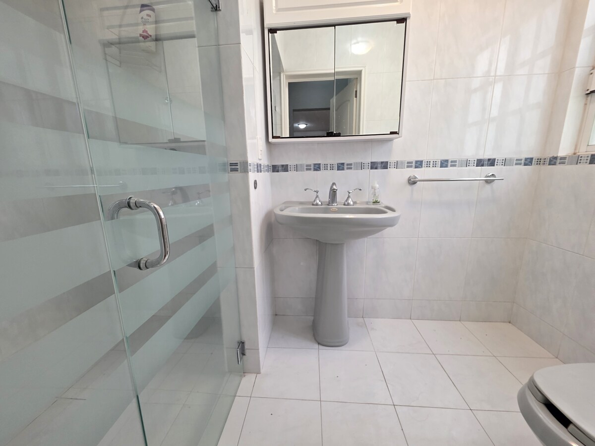 39 of 39: BAÑO COMPLETO HABITACION PLANTA BAJA
