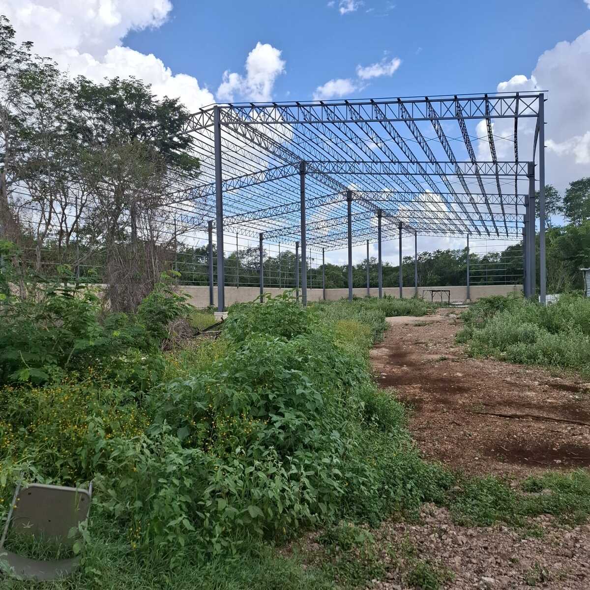 4 of 5: bodega en construcción practicamente enfrente