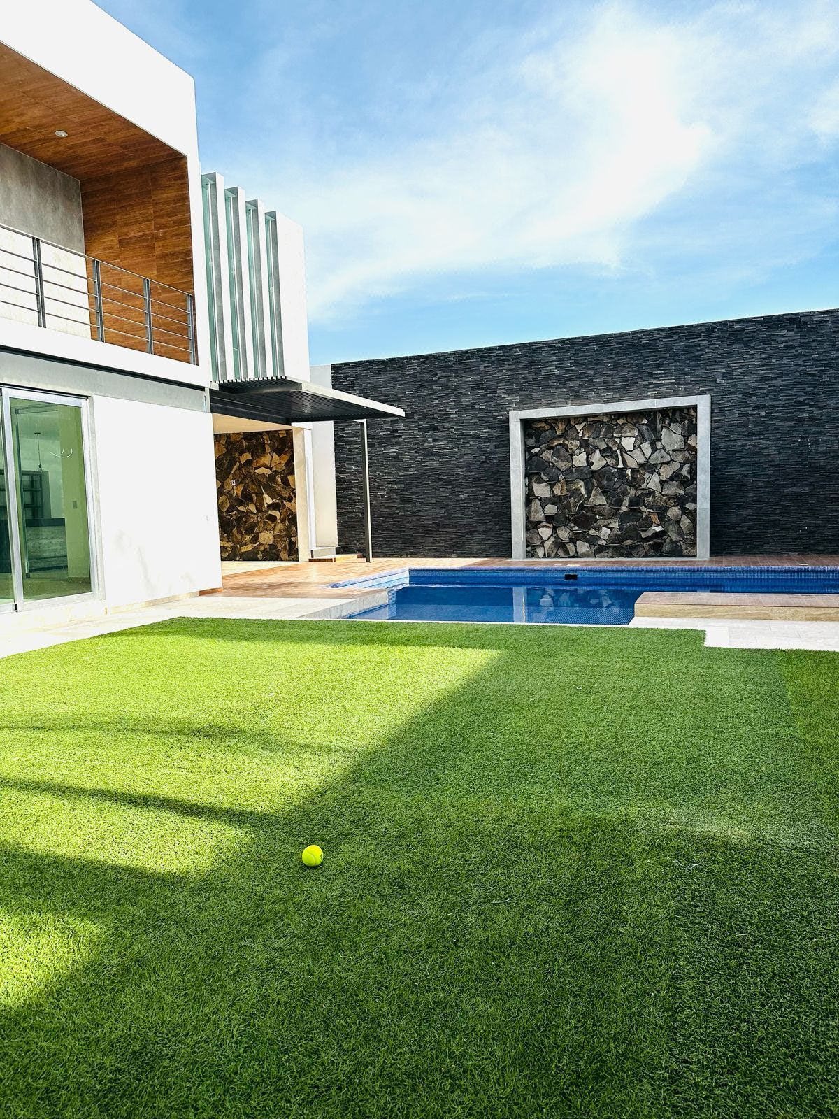 Linda casa en venta en Privada con alberca propia en Juriquilla