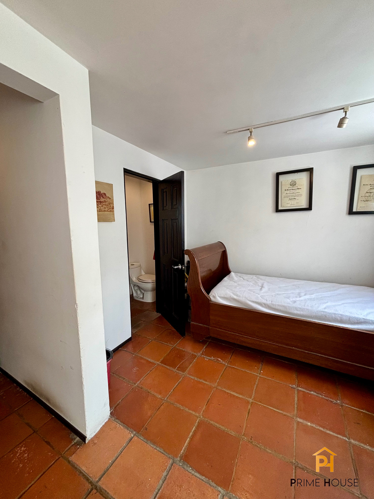 15 of 35: Cuarto de servicio , completo con su baño.