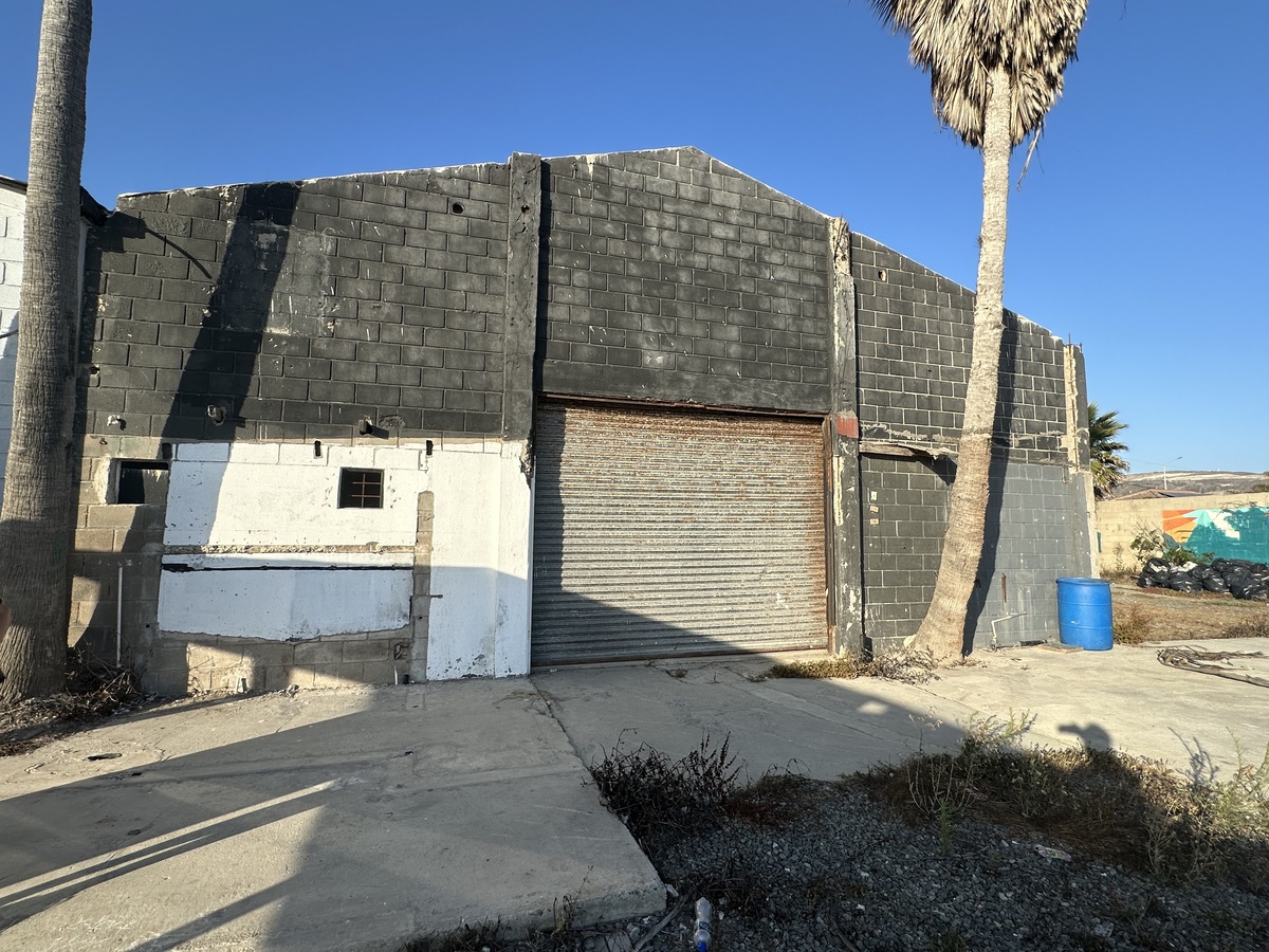 4 of 14: bodega 250m2