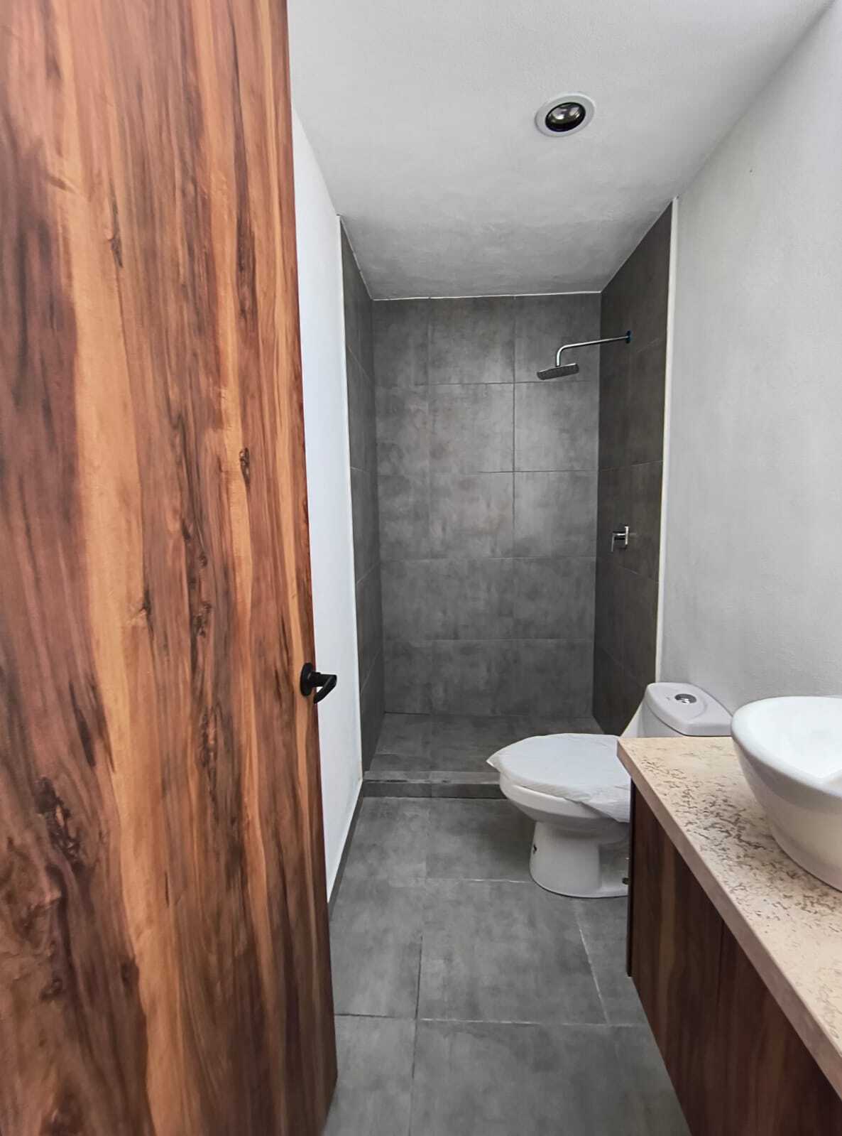 9 of 13: Baño de recámara principal