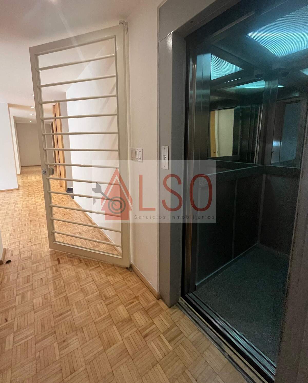 2 de 21: Acceso depto con elevador al piso