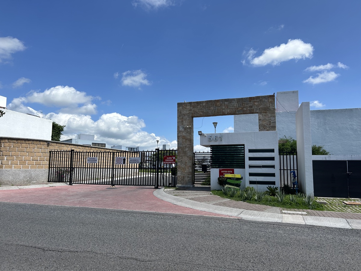 3 de 18: Entrada a la privada.