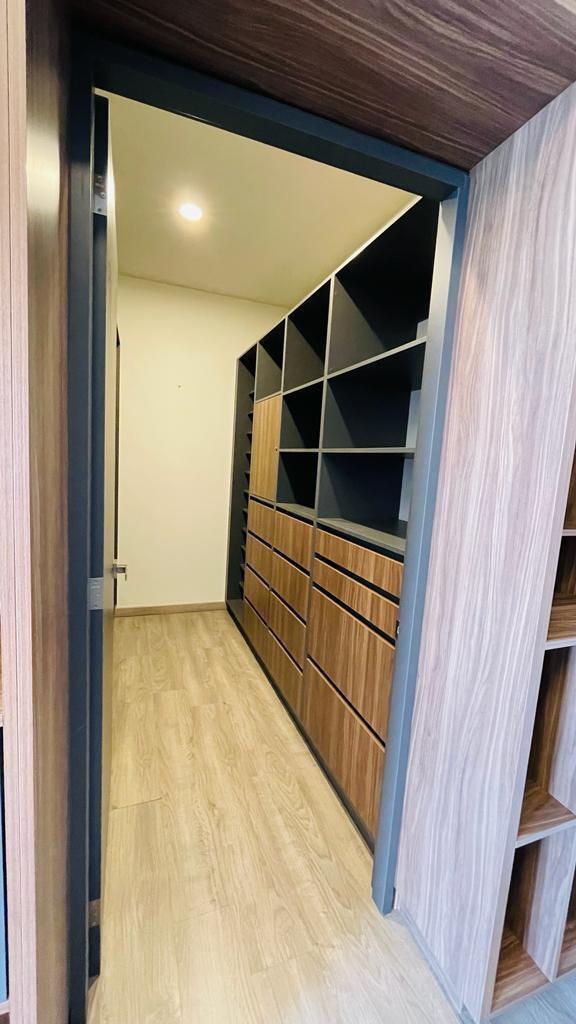 5 de 10: Wlak in Closet