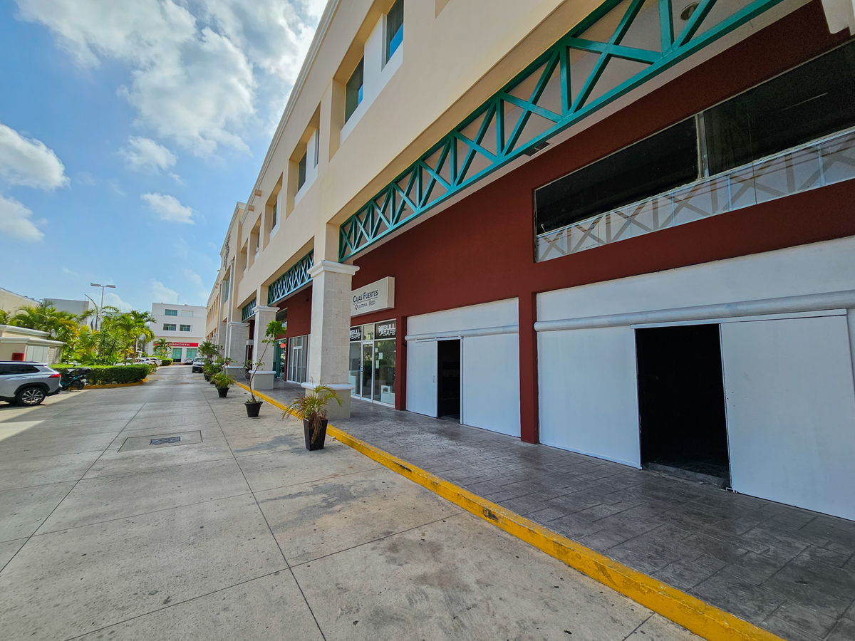 1 of 18: Fachada