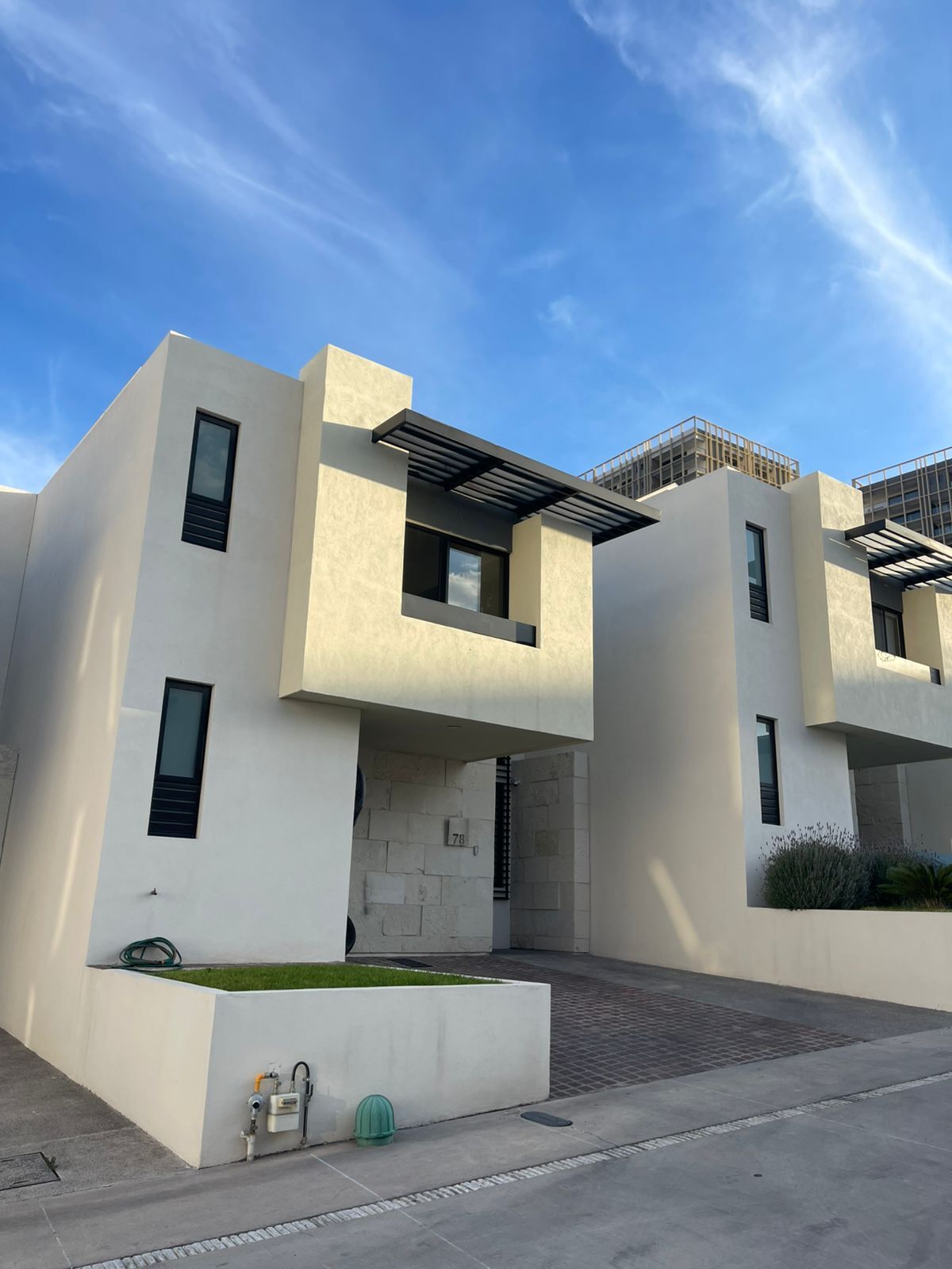 1 of 15: Fachada