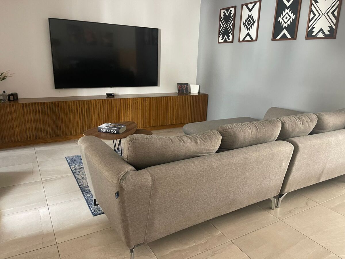 3 of 15: espacio para sala de tv o bar con baño completo