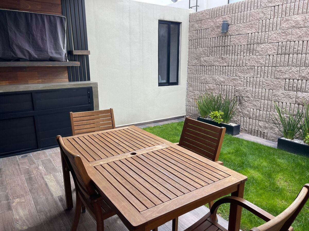 5 of 15: terraza con pergola