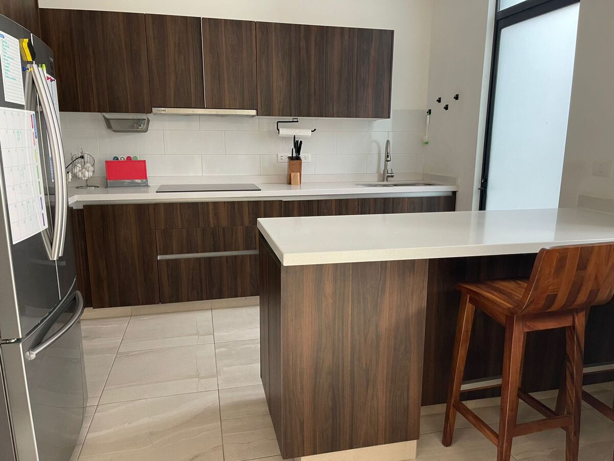 6 of 15: cocina equipada con bodega (alacena) y cuarto de servicio