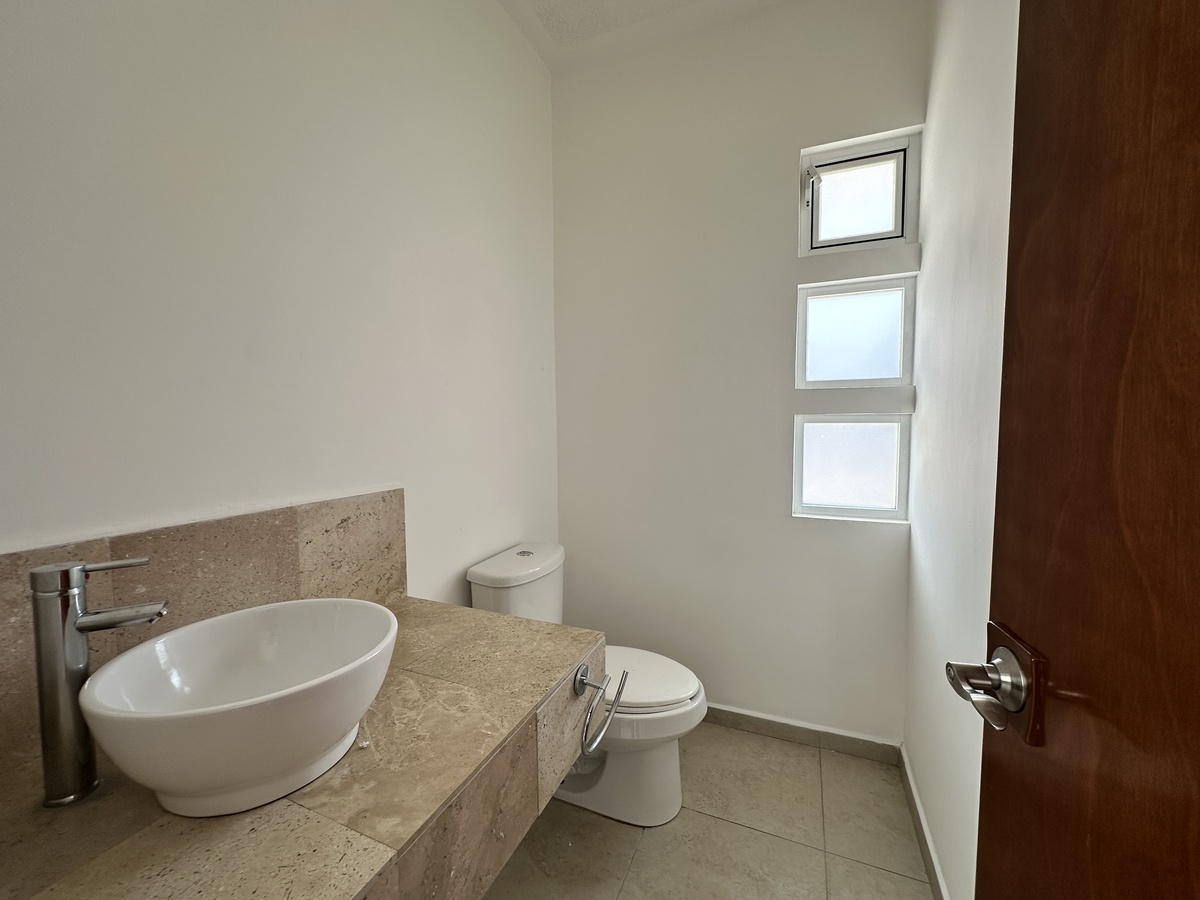 2 de 32: Baño de Visitas