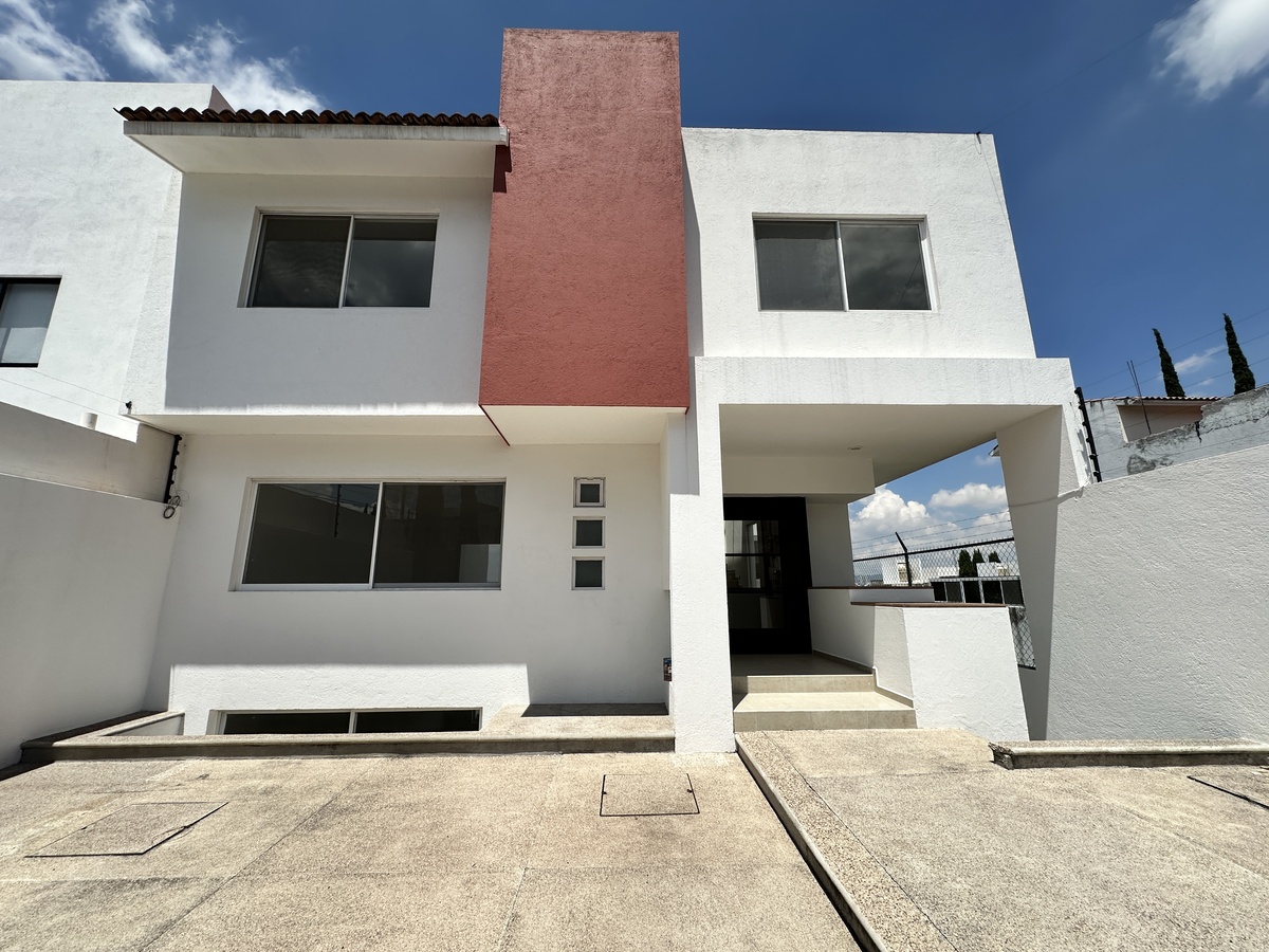 1 de 32: Fachada Principal