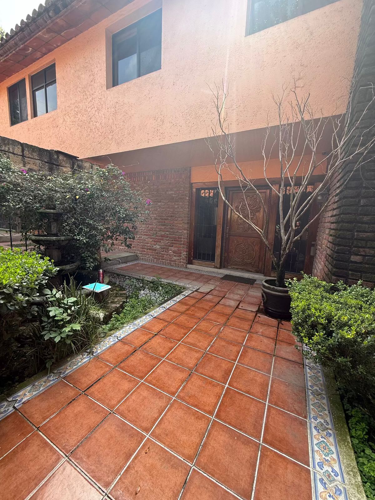 5 de 35: Entrada de la calle