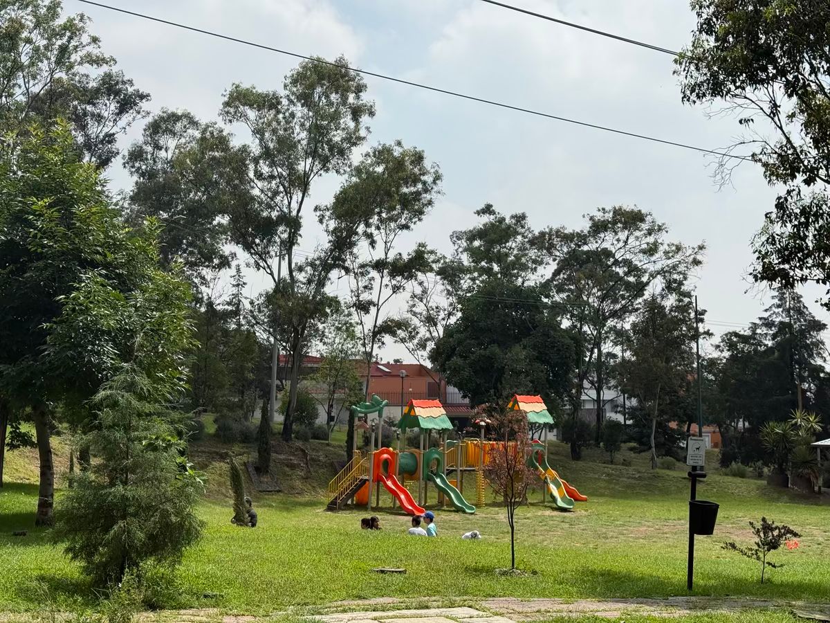 35 de 35: Parque frente a la casa