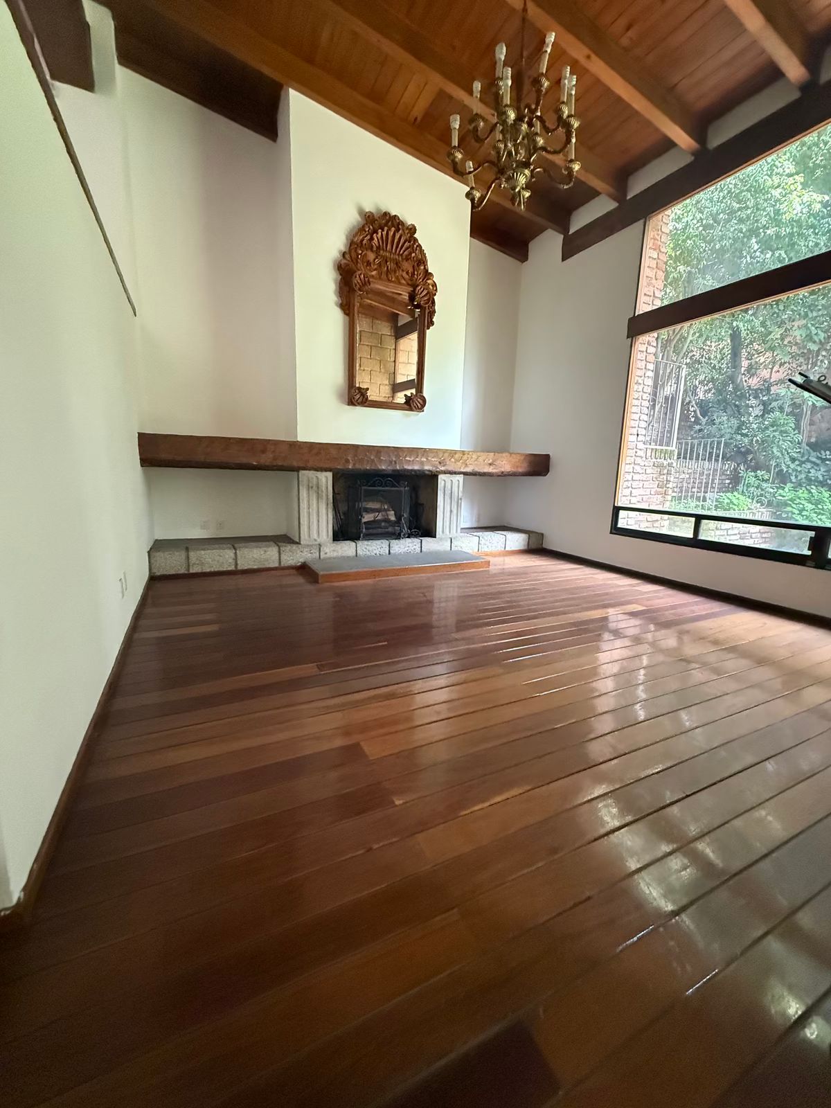 2 de 35: Sala con chimenea