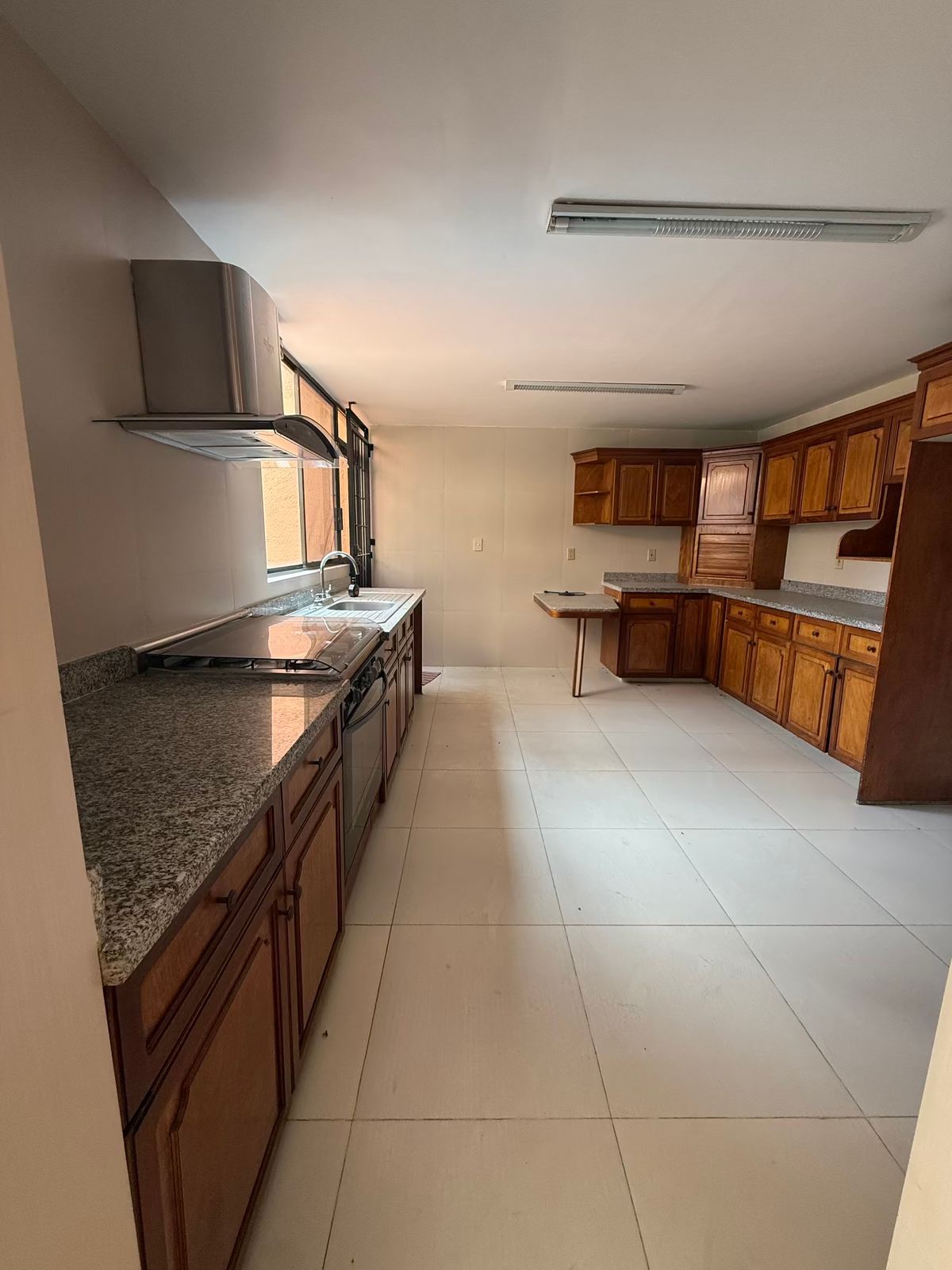 1 de 35: Cocina integral con vista al jardín