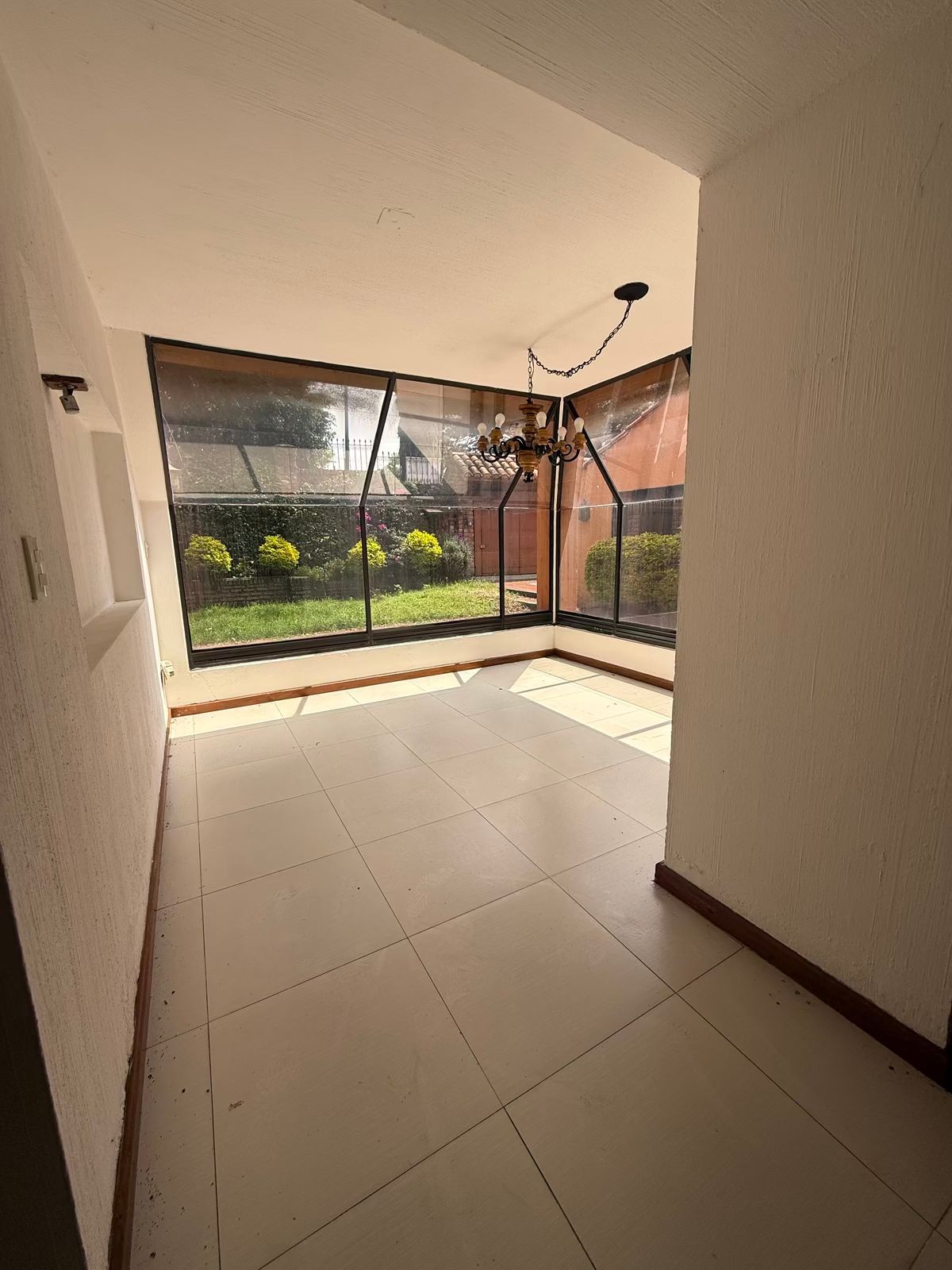 15 de 35: Antecomedor con vista al jardín